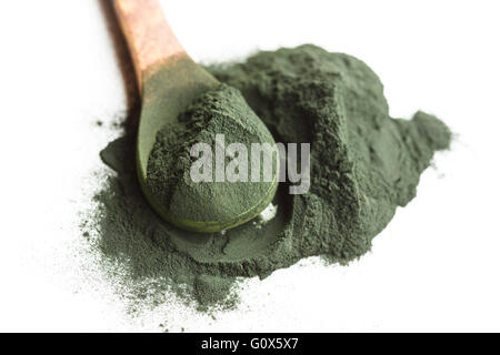 Spirulina Algen Pulver auf Holzlöffel isoliert auf weiss Stockfoto