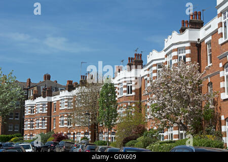 rote Villa Blöcke von 1898 mit Schachbrettmuster Streifenbildung in Arundel Terrasse, Castelnau, Barnes, London, england Stockfoto