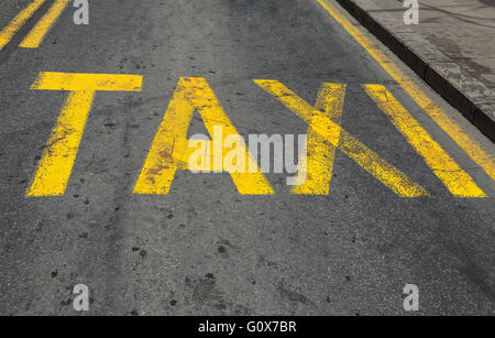 Y-Straßenschild schwarz auf gelbem Grund Y Stockfotografie - Alamy