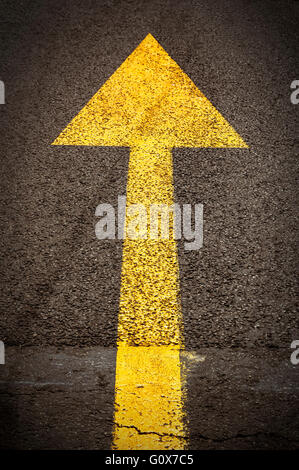 Gelbe vorwärts Straßenschild auf der asphaltierten Straße. Stockfoto