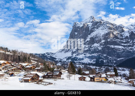 Das kleine Dorf unter das Wetterhorn (3692m) in der Nähe von Grindelwald auf dem Hochland der Schweiz in Bern. Foto aufgenommen Anfang des Stockfoto