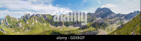 Spectaqular Panoramablick auf den Alpstein Bergkette mit speziellen Schichtaufbau, der Schweizer Alpen in der Schweiz Stockfoto