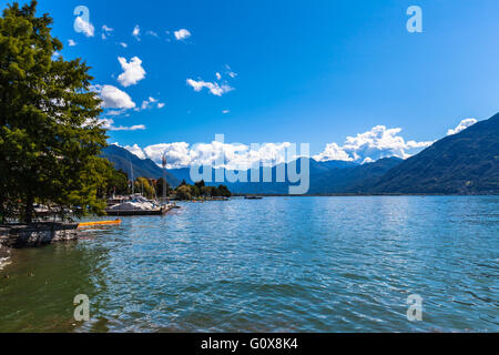 Schöne Aussicht auf den Lago Maggiore in Locarno an einem Sommertag, Kanton Tessin, Schweiz. Stockfoto