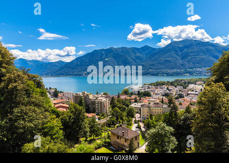 Luftaufnahme der Stadt Locarno und den Mggiore See an einem sonnigen Sommertag, Kanton Tessin, Schweiz. Stockfoto