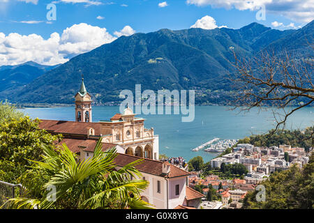 Ansicht der Madonna del Sasso Church über der Stadt Locarno und den See von Locarno im Tessin, Schweiz Stockfoto