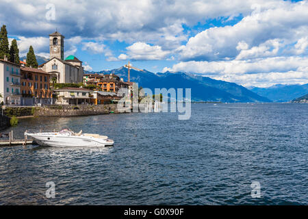 Blick auf das Städtchen Brissago auf der Seeseite des Lago Maggiore im Tessin, Schweiz Stockfoto