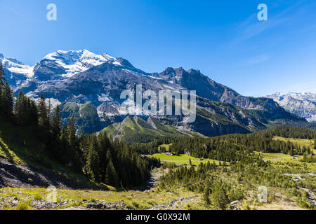 Atemberaubende Aussicht auf moderner und Frundenhorn über Oeschinensee (Oeschinensees See), Schweizer Alpen im Berner Oberland. Foto Stockfoto