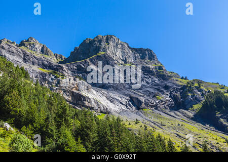 Blick auf die Alpen in der Nähe von Kandersteg im Berner Oberland in der Schweiz Stockfoto