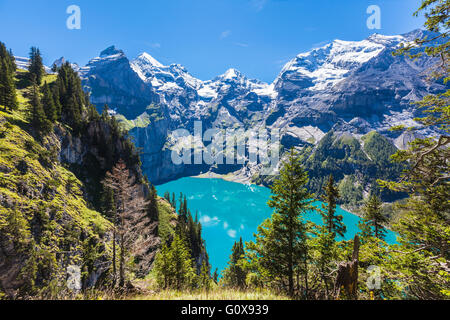 Das Panorama im Sommer Blick auf den Oeschinensee (Oeschinensees See) und die Alpen auf der anderen Seite in der Nähe von Kandersteg auf Berner obe Stockfoto