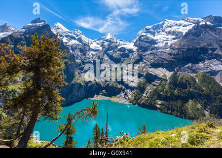 Das Panorama im Sommer Blick auf den Oeschinensee (Oeschinensees See) und die Alpen auf der anderen Seite in der Nähe von Kandersteg auf Berner Obe Stockfoto