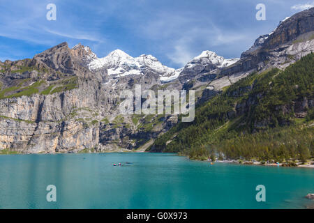 Atemberaubende Aussicht von Oeschinensee (Oeschinensees See) mit moderner und Frundenhorn der Schweizer Alpen im Berner Oberland. Foto ich Stockfoto