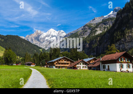 Blick auf moderner auf dem Wanderweg, Schweizer Alpen Berner Oberland Schweiz Stockfoto