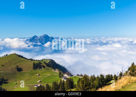 Atemberaubende Aussicht auf den Pilatus über den Wolken vom Rigi Berg, Luzern, Schweiz Stockfoto