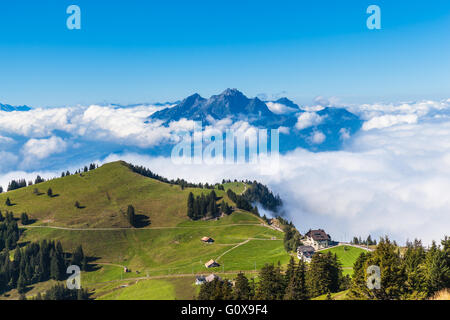 Atemberaubende Aussicht auf den Pilatus über den Wolken vom Rigi Berg, Luzern, Schweiz Stockfoto