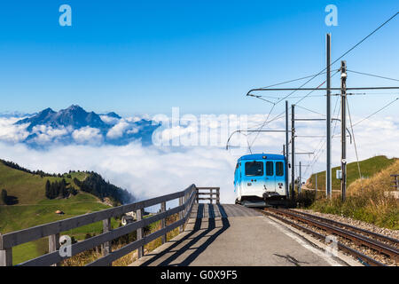 Die Zahnradbahn für Touristen laufen in Richtung Rigi Berg. Berühmte Touristen-Ort in der Nähe von Luzern. Mit P Stockfoto