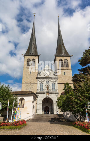 Die Vorderansicht des Hof-Kirche (Hofkirche) in Luzern (Luzern), Schweiz Stockfoto