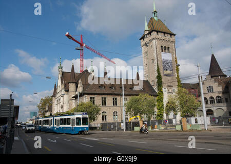 Eine Straßenbahn verläuft der Schweizerischen Landesmuseum in Zürich. Das Musuem details Schweizer Geschichte und Handwerk Stockfoto
