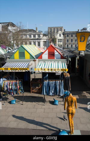 Ein Blick über den Norwich Markt Stände in Richtung Norwich Schloss an einem sonnigen Tag Stockfoto