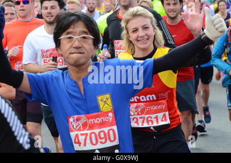 Lustige Läufer während des London-Marathons 2016 Stockfoto