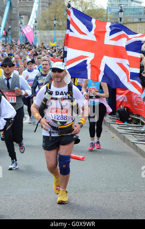 Lustige Läufer während des London-Marathons 2016 Stockfoto