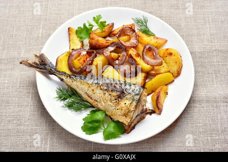 Gebratene Makrele Fisch und Kartoffel Wedges auf Platte Stockfoto