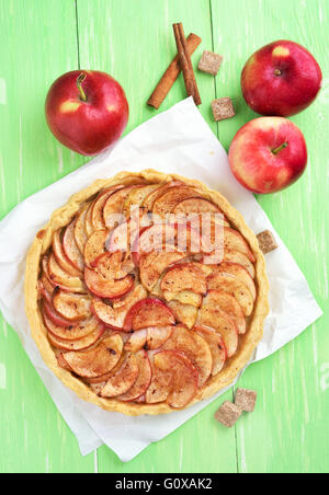 Apfelkuchen am grünen Tisch aus Holz, Ansicht von oben Stockfoto