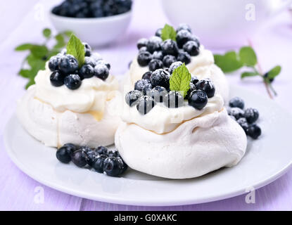 Pavlova-Baiser-Kuchen mit frischen Heidelbeeren Stockfoto