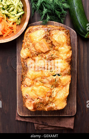 Gemüse Brot aus Zucchini und Karotten, Ansicht von oben Stockfoto