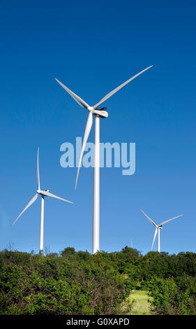 Windkraftanlagen in den Hügeln von Südwesten Oklahoma mit Platz für Ihren Typ. . Stockfoto