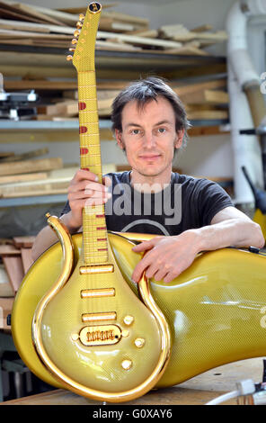 Simon Bauer, Gründer von Gus custom Gitarren mit einer Gitarre für Prinz, in seiner Werkstatt in East Sussex Stockfoto