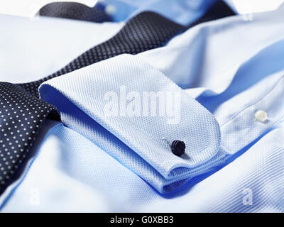 Detail der Manschette des blaues Hemd mit Krawatte über im studio Stockfoto