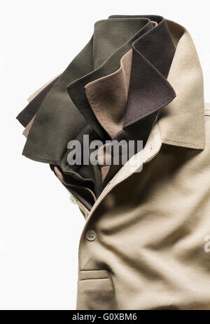 Nahaufnahme von vier Polo-Shirts ineinander auf weißem Hintergrund Stockfoto