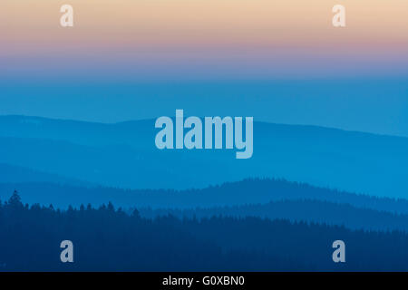 Senken Sie Low Berglandschaft mit Horizontlinien bei Dämmerung, Altenau, Harz, Sachsen, Deutschland Stockfoto