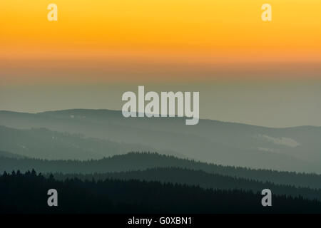 Senken Sie Low Berglandschaft mit Horizontlinien bei Dämmerung, Altenau, Harz, Sachsen, Deutschland Stockfoto