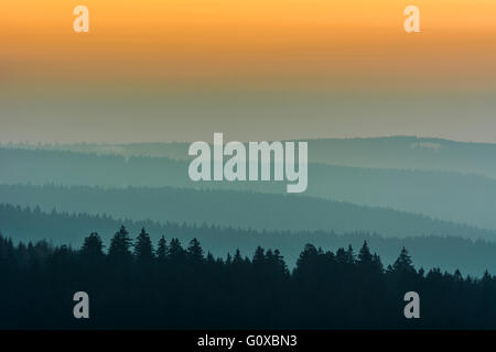 Senken Sie Low Berglandschaft mit Horizontlinien bei Dämmerung, Altenau, Harz, Sachsen, Deutschland Stockfoto