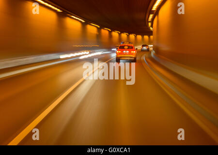 Autos fahren im Tunnel bei Nacht, Deutschland Stockfoto
