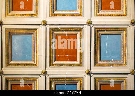 Quadratische Orange und blau gemalt an der Decke einer alten italienischen Villa. Stockfoto