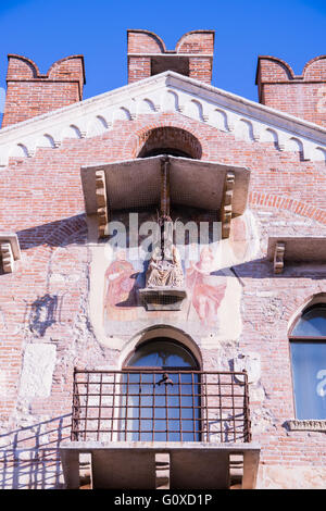 Detail des Justizpalastes im jeweiligen Zentrum von Soave, gebaut im Jahre 1375. Stockfoto