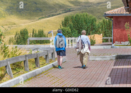 QUITO, ECUADOR, Rückseite Oktober - 2015 - des zwei ältere Frauen zu Fuß auf die Natur in einer Tour in die Höhen von Quito, Ecuador Stockfoto