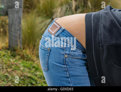 Nahaufnahme Foto der Körper der jungen Frau mit Jeans Natur Hintergrund Unschärfe Stockfoto