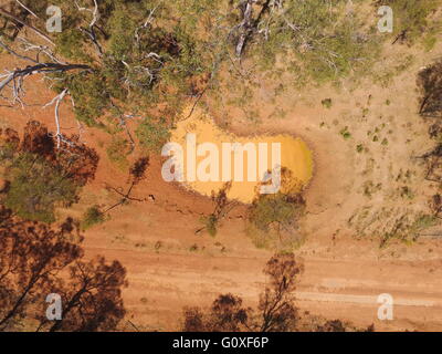 Eine Luftaufnahme von einem Trocknungs- und schlammigen Hof-Teich in der Nähe von Eidsvold in der Region North Burnett, Queensland, Australien. Stockfoto