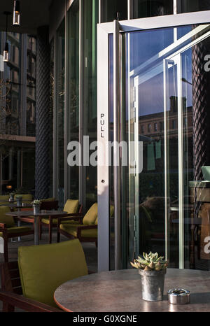 Ziehen Sie, Glastür, One Pancras Square, des Königs Boulevard London, David Chipperﬁeld Architekten Stockfoto