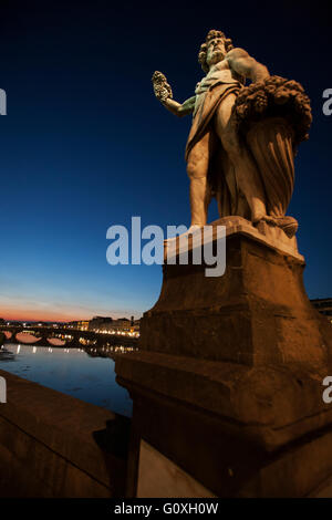 Statue des Herbstes oder Bacchus in der Nacht auf Heilige Dreifaltigkeit Brücke, Florenz Giovanni Battista Stockfoto