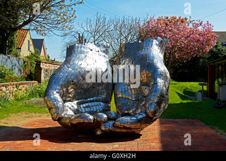 -Die Hände - Skulptur des Künstlers Rick Kirby in Woodbridge, Suffolk, England UK Stockfoto