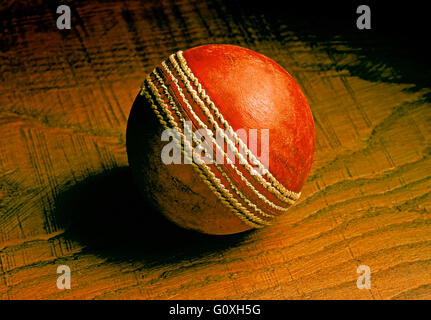 Kricket Kugel rot Leder alten und gebrauchten Cricketball Stockfoto