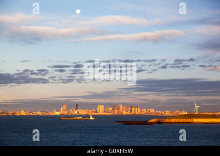 Vollmond über Boston downtown im frühen Morgenlicht (Massachusetts). Stockfoto