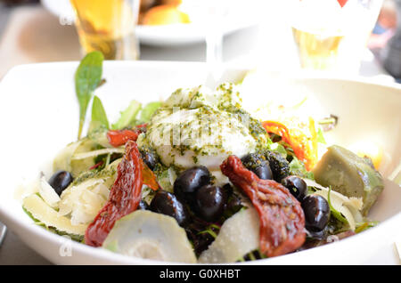 Salat mit Oliven, Tomaten und Pesto Sonne getrocknet Stockfoto