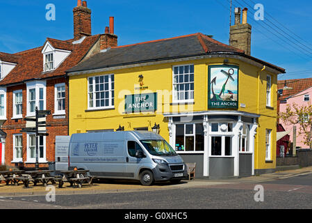 Anlieferung des Weins im Anchor Pub in Woodbridge, Suffolk, England UK Stockfoto