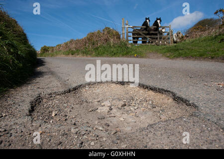 Landschaft-Schlaglöcher auf der Straße Autos Schaden zufügen und sind eine Gefahr für ahnungslose Motorrad- und Fahrradfahrer Schlagloch Stockfoto