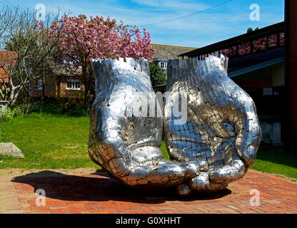 -Die Hände - Skulptur des Künstlers Rick Kirby in Woodbridge, Suffolk, England UK Stockfoto